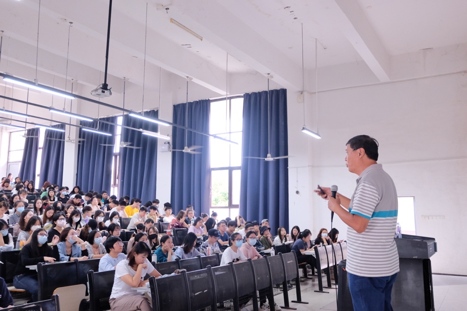 会议室里的人们
中度可信度描述已自动生成