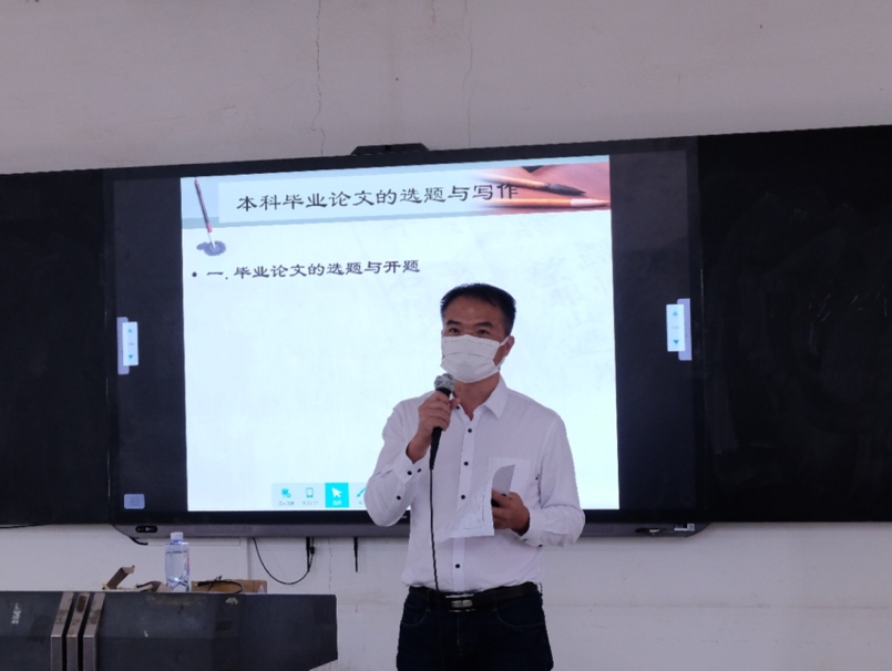 男人站在电视前
中度可信度描述已自动生成