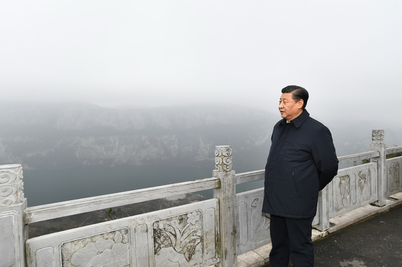 2月3日至5日,中共中央总书记、国家主席、中央军委主席习近平来到贵州考察调研,看望慰问各族干部群众,向全国各族人民致以美好的新春祝福。这是3日下午,习近平来到毕节市黔西县,实地察看乌江六冲河段生态环境。新华社记者 谢环驰 摄