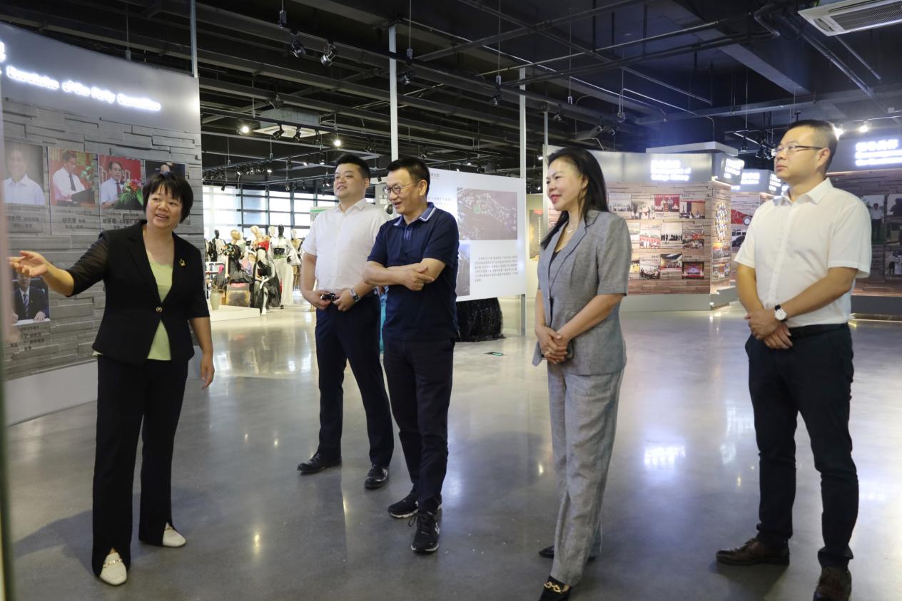 参观学校校史馆 参观学校校史馆