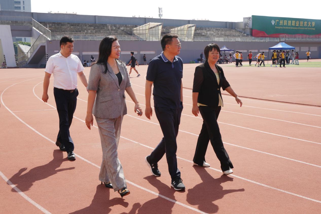 参观学校体育中心 参观学校体育中心