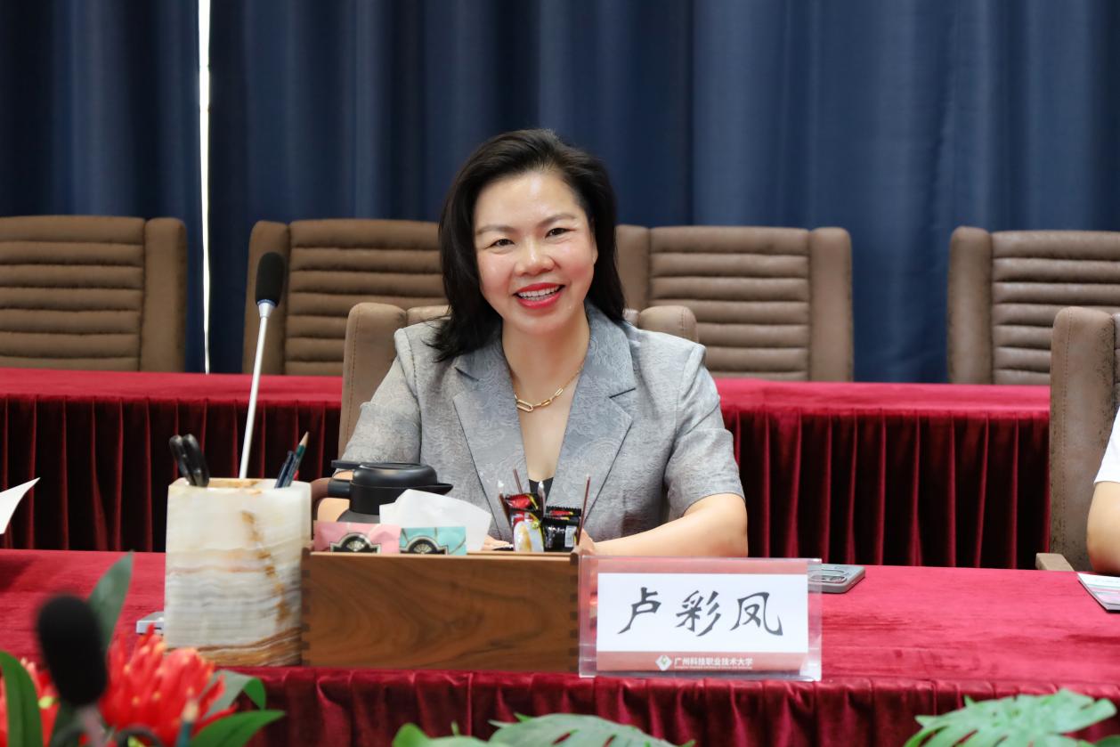 广科大董事长卢彩凤女士(1) 广科大董事长卢彩凤女士(1)