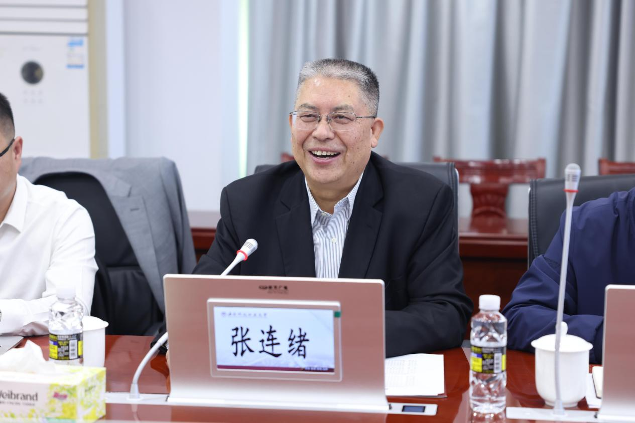 开元(ky)中国官方网站入口网页版校长张连绪介绍参会人员 开元(ky)中国官方网站入口网页版校长张连绪介绍参会人员