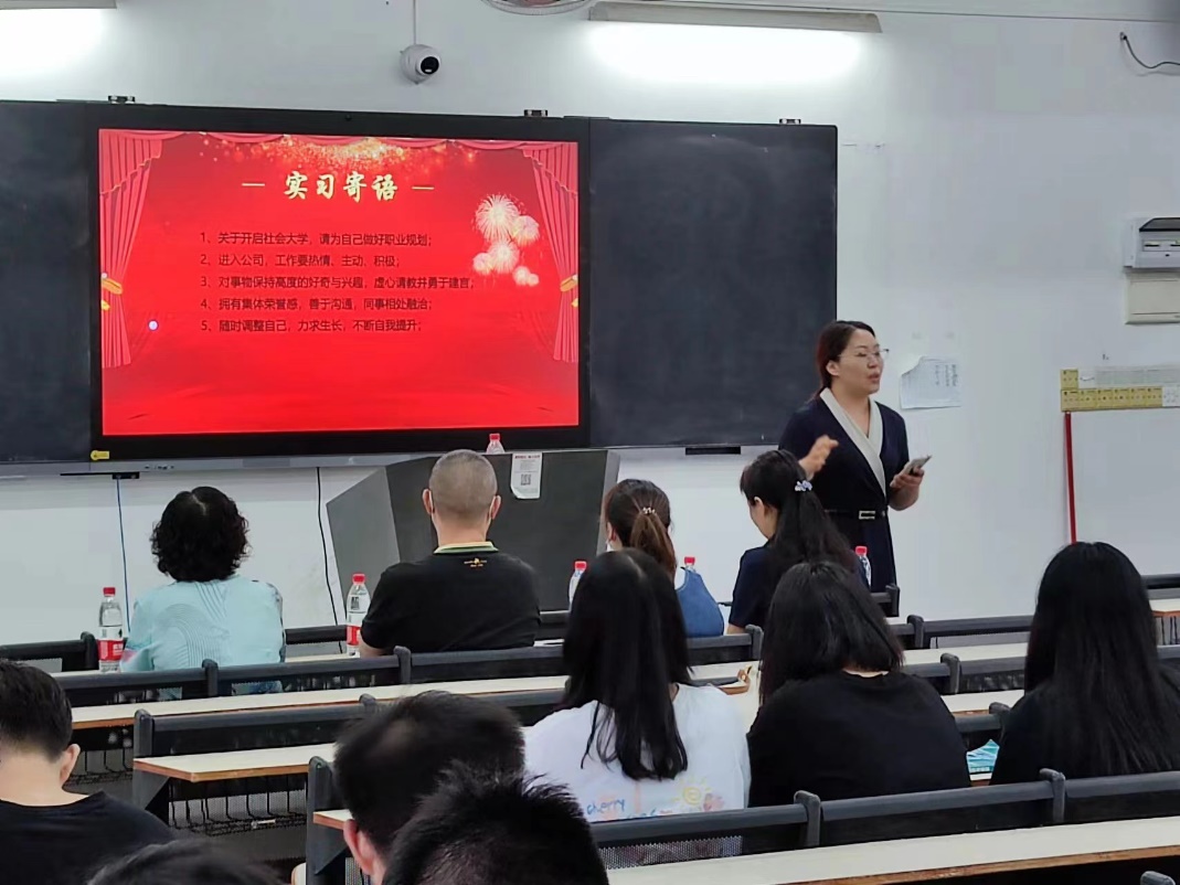 一群人在台上演讲描述已自动生成 一群人在台上演讲描述已自动生成