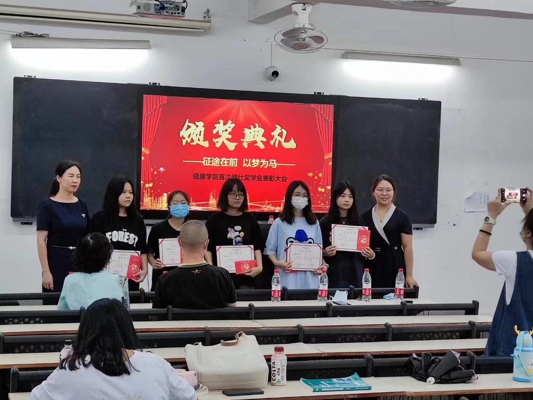一群人站在台上中度可信度描述已自动生成 一群人站在台上中度可信度描述已自动生成