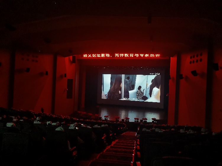 亮着灯的房间低可信度描述已自动生成 亮着灯的房间低可信度描述已自动生成