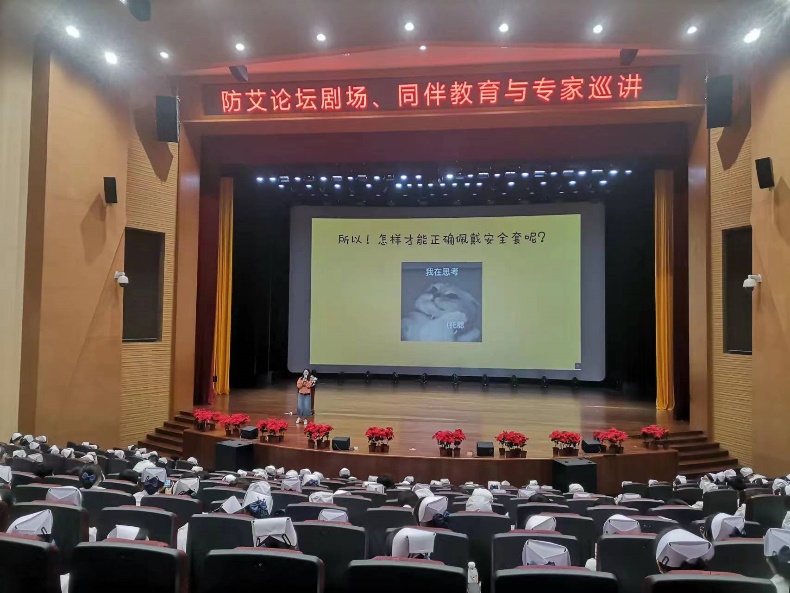 桌子上放满了不同类型的电视中度可信度描述已自动生成 桌子上放满了不同类型的电视中度可信度描述已自动生成