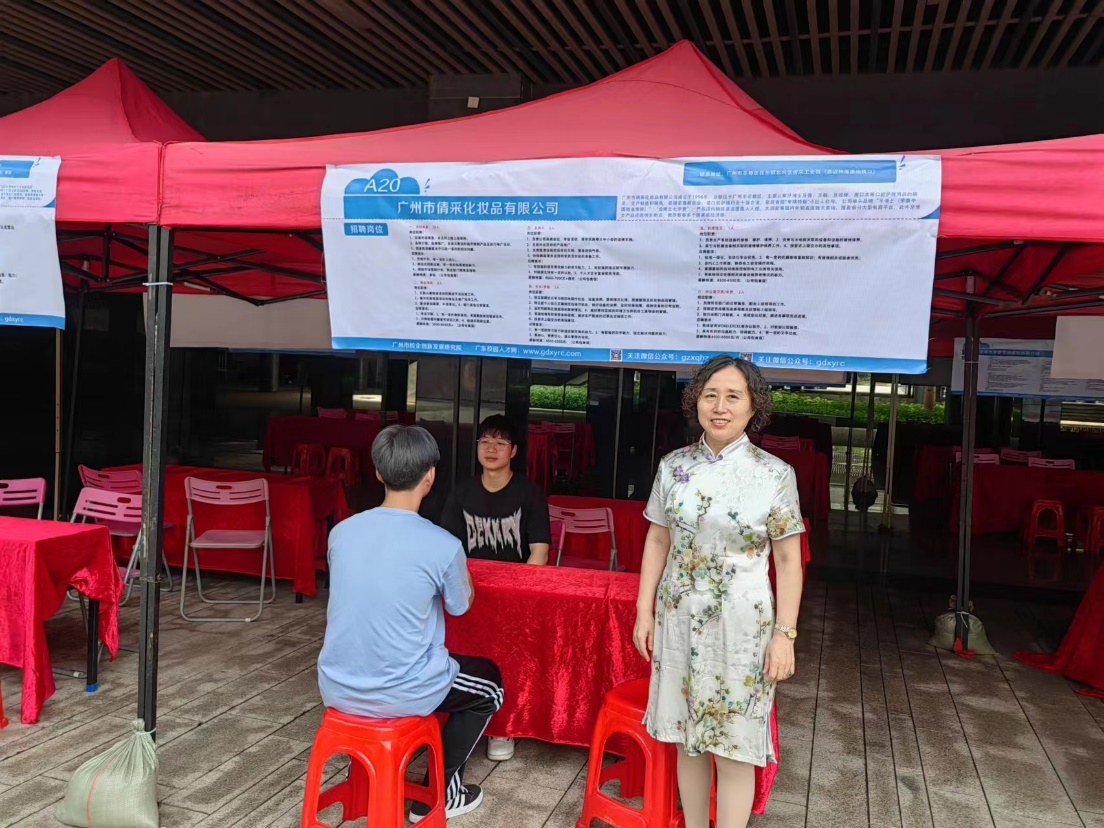 一群人站在商店前中度可信度描述已自动生成 一群人站在商店前中度可信度描述已自动生成