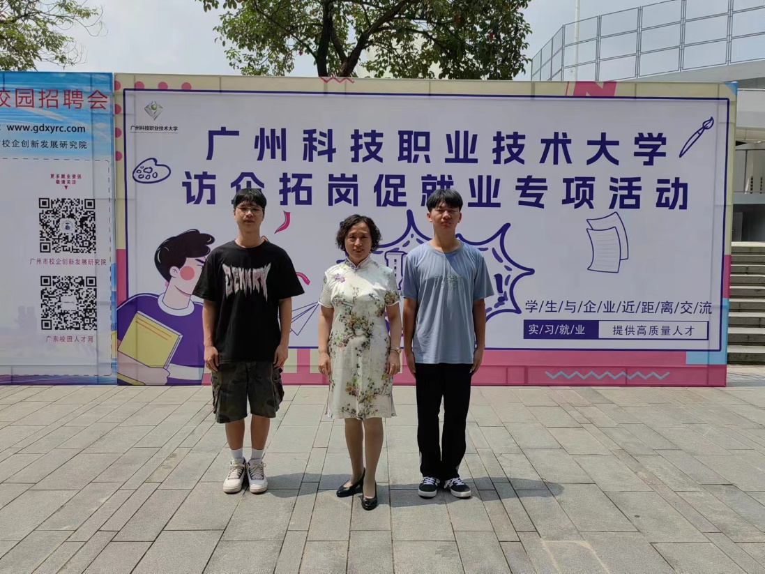 一群小孩站在街道上描述已自动生成 一群小孩站在街道上描述已自动生成