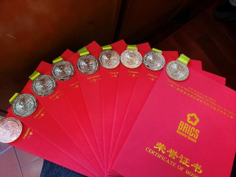 图片包含 游戏机, 伞

描述已自动生成 图片包含 游戏机, 伞

描述已自动生成
