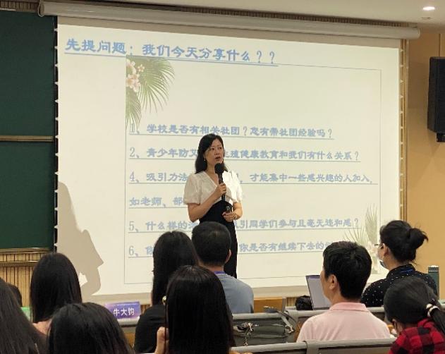 一群人在台上演讲描述已自动生成 一群人在台上演讲描述已自动生成