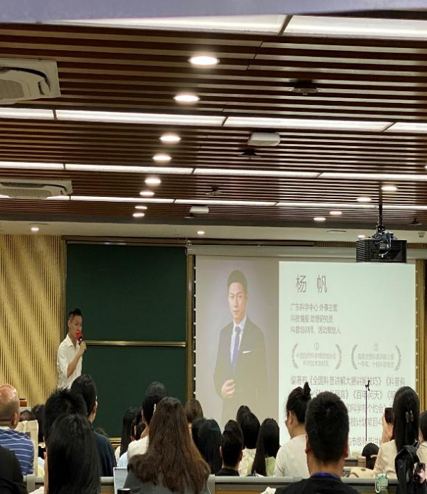 人们在看台上的人在房间里描述已自动生成 人们在看台上的人在房间里描述已自动生成