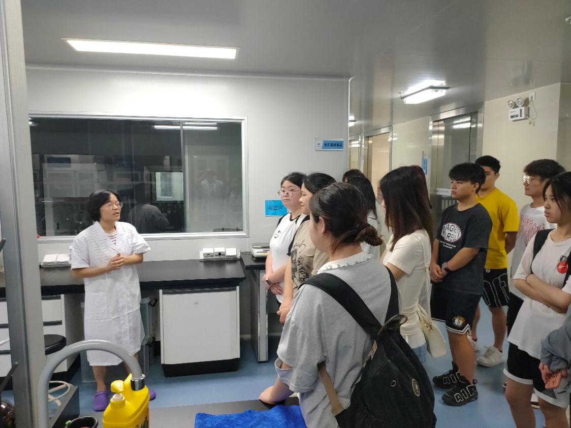 一群人在房间里描述已自动生成 一群人在房间里描述已自动生成