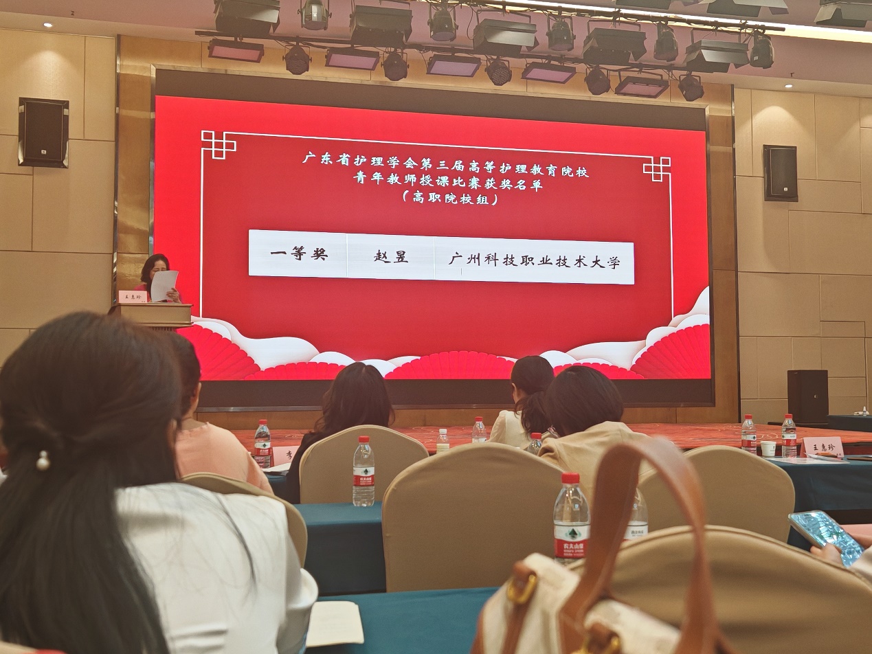 餐厅里的人们

中度可信度描述已自动生成 餐厅里的人们

中度可信度描述已自动生成