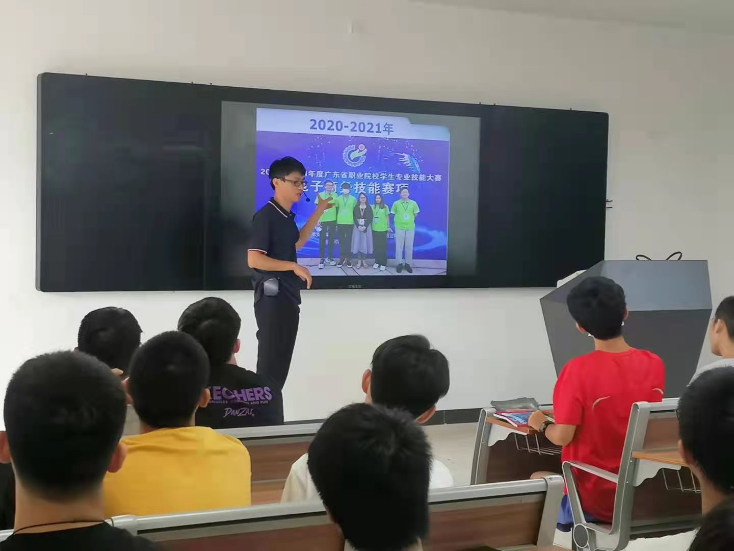C:\Users\Administrator\Desktop\入学教育(插本)\软件专业-滨海校区入学专业教育拍照\软件专业-滨海校区入学专业教育拍照\l5.jpg