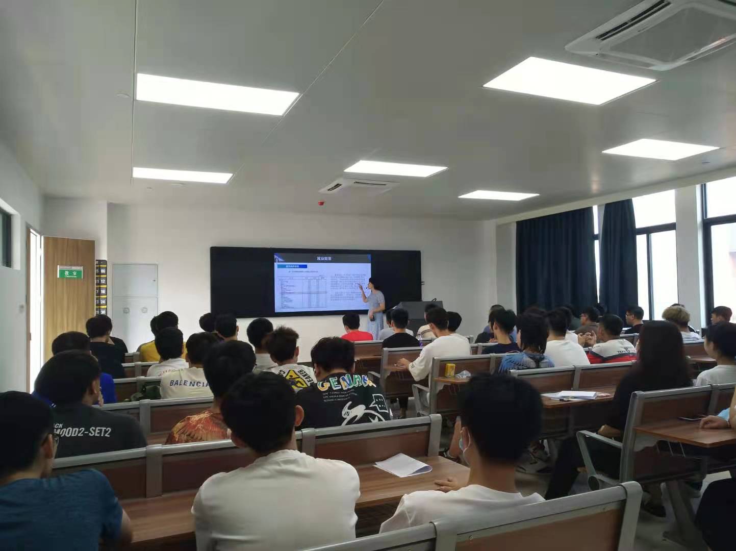 C:\Users\Administrator\Desktop\入学教育(插本)\软件专业-滨海校区入学专业教育拍照\软件专业-滨海校区入学专业教育拍照\q5.jpg