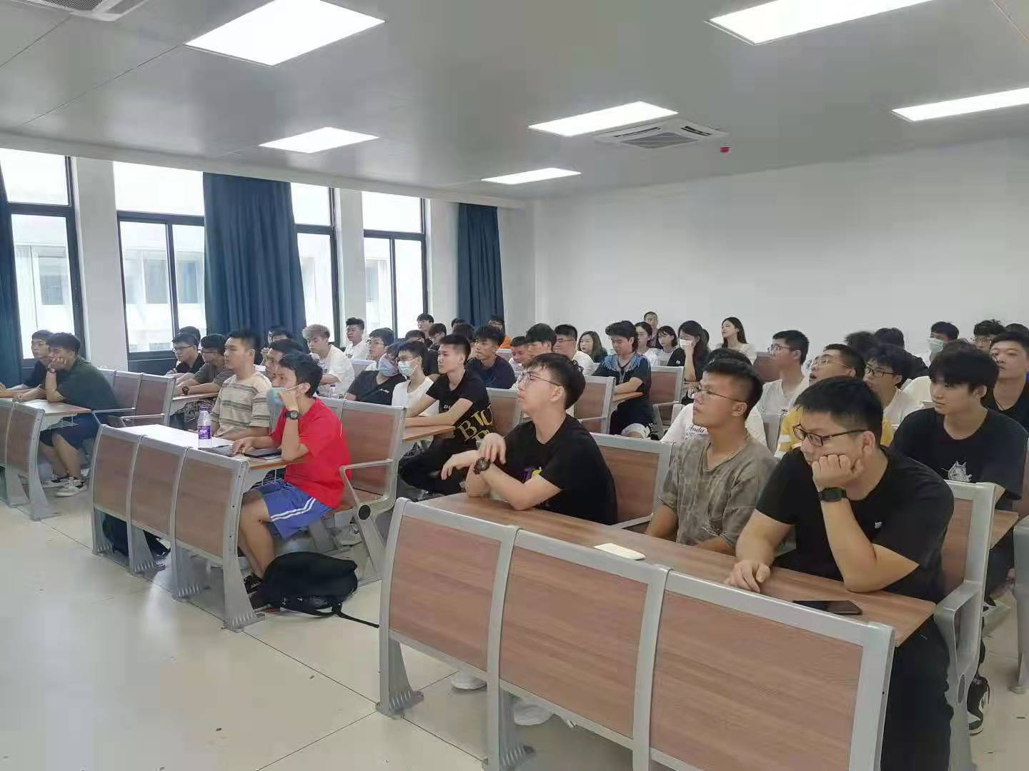 C:\Users\Administrator\Desktop\入学教育(插本)\软件专业-滨海校区入学专业教育拍照\软件专业-滨海校区入学专业教育拍照\l6.jpg