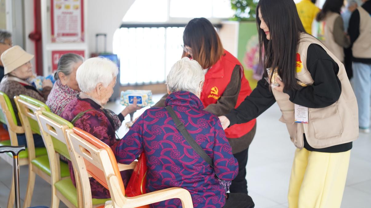 老师发蛋糕 老师发蛋糕