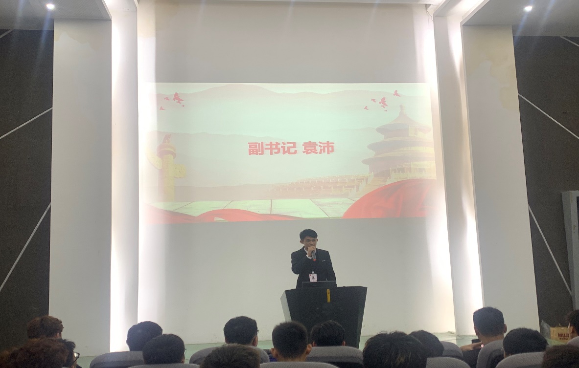图片包含 室内, 人, 房间, 一群
描述已自动生成