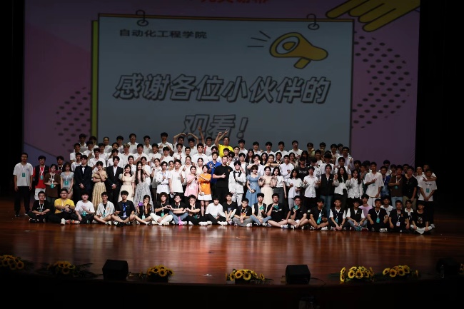 一群人站在台上
中度可信度描述已自动生成