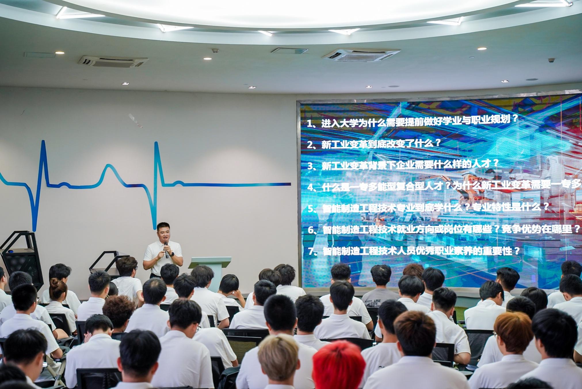 一群人在台上演讲

中度可信度描述已自动生成 一群人在台上演讲

中度可信度描述已自动生成