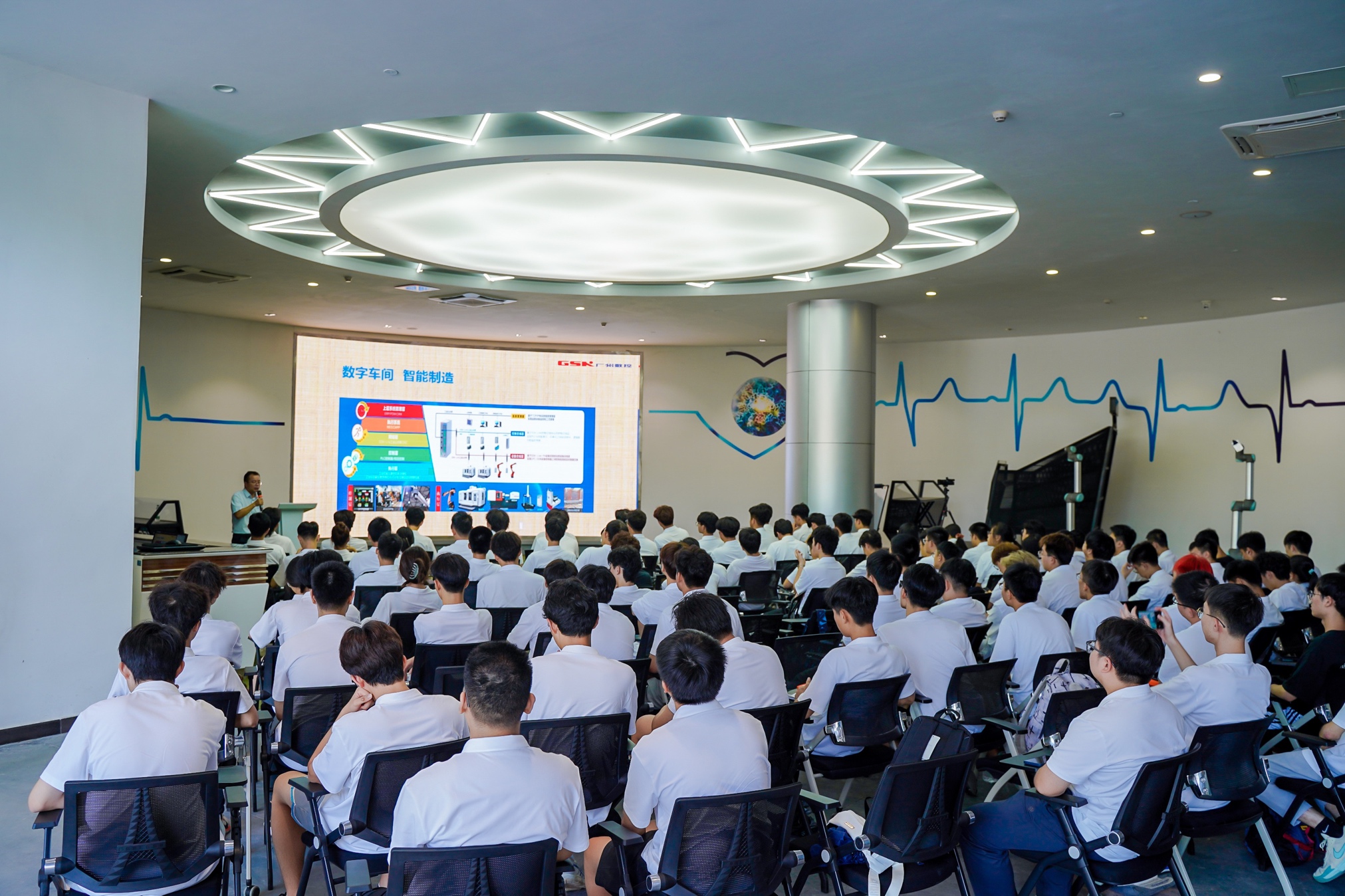 一群人在台上演讲

中度可信度描述已自动生成 一群人在台上演讲

中度可信度描述已自动生成