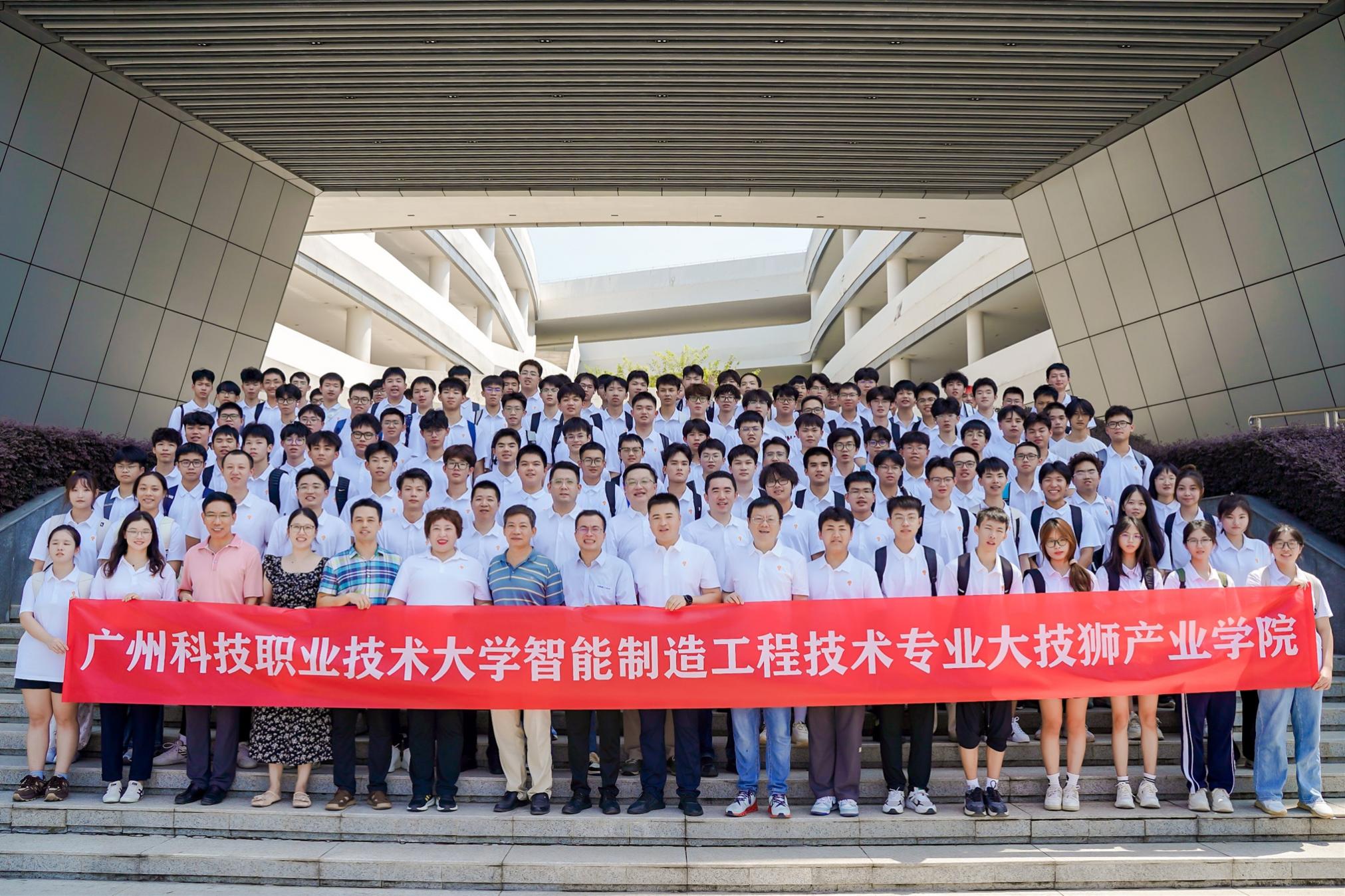 大厅里的人们

描述已自动生成 大厅里的人们

描述已自动生成