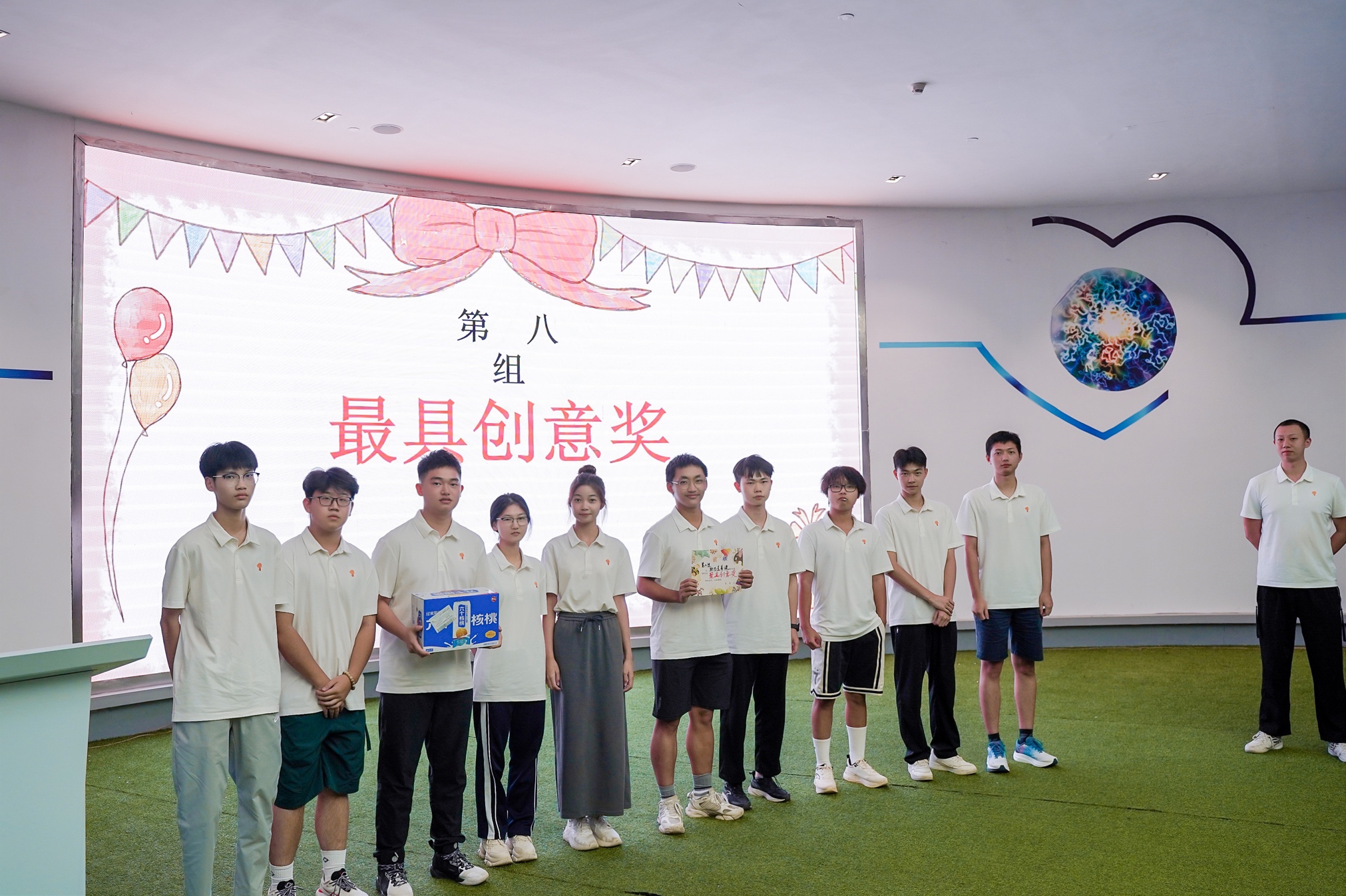 一群人站在画前合影

低可信度描述已自动生成 一群人站在画前合影

低可信度描述已自动生成